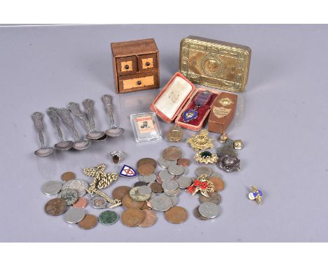 An assortment of various items, to include 1881 Rogers silver plated WWI Leader spoon, 'Your Country Needs You' 59g silver in
