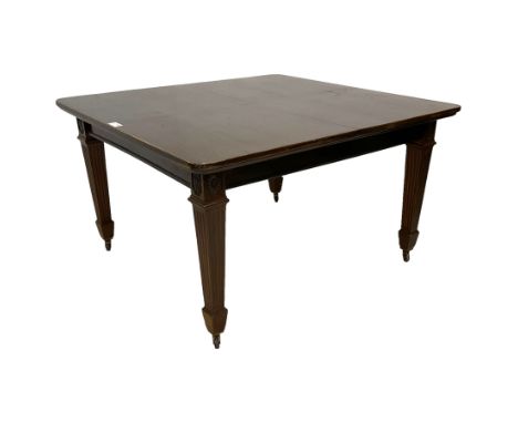 Early 20th century mahogany dining table, rectangular top with rounded corners, on flower head carved square tapering and flu