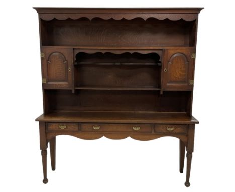 Early 20th century Georgian design oak dresser, projecting cornice with shaped apron over a three-tier plate rack with flanki