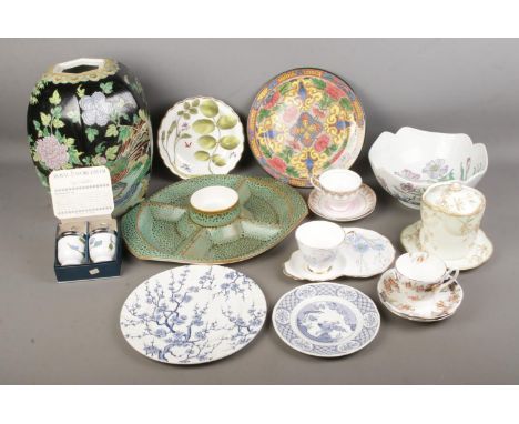 A collection of assorted ceramics to include Poole Pottery Blue Lace hors d'oeuvre dish, oriental vase, Royal Worcester The B