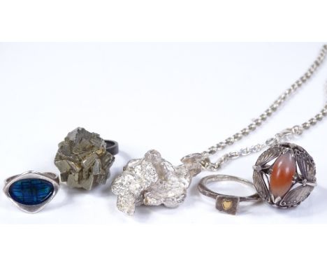A Norwegian silver and enamel ring, a silver agate ring etc (5) 