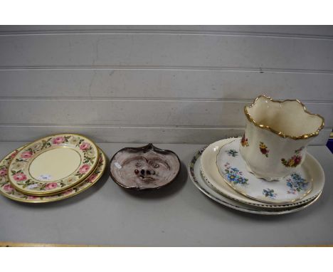 MIXED CERAMICS TO INCLUDE ROYAL WORCESTER 'ROYAL GARDEN' PLATES PLUS FURTHER JARDINIERE, ART POTTERY WALL PLAQUE FORMED AS A 