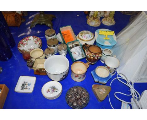 VARIOUS CERAMICS TO INCLUDE ROYAL WORCESTER EGG CODDLERS, PINS TRAYS, MUGS, BUTTER DISH ETC