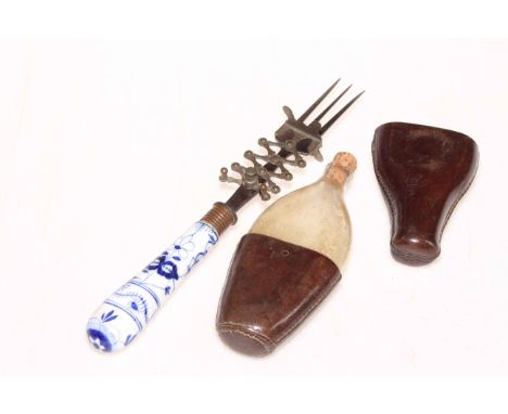 Blue and white porcelain handed mechanical serving fork, 25cm, and leather cased flask (2).