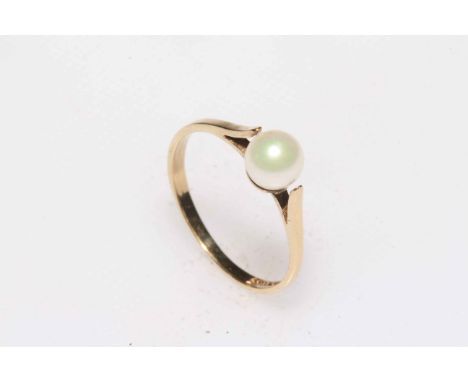 9 carat gold pearl ring, size N.