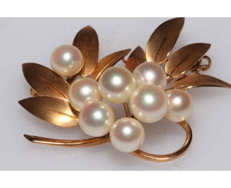 14k gold and pearl foliate brooch, 4cm across.