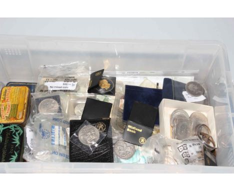 A very good collection of coinage and worldwide banknotes. Including silver crowns (1902, 1935, 1937), US Morgan and Peace do