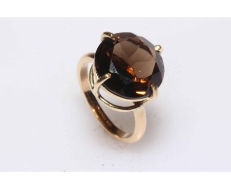 9 carat gold smoky quartz ring, size N.