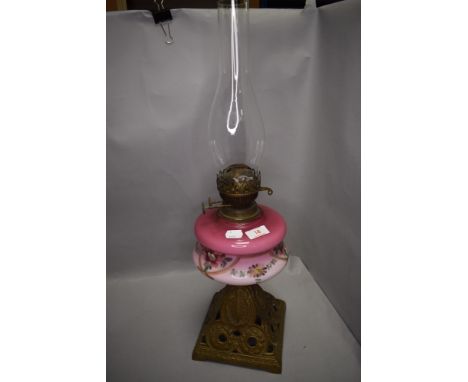 A Victorian oil lamp having pink fade glass well decorated with flowers on cast base
Glass well in good condition no breaks o
