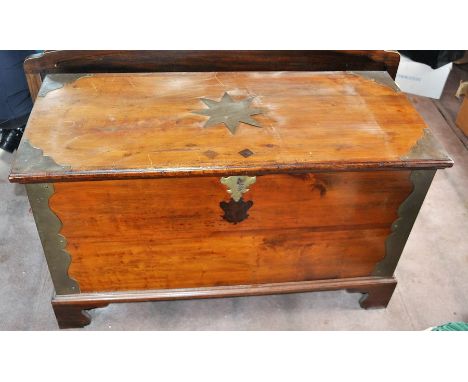 Trunk 122 x 54 x 72cm ( key with auctioneers )