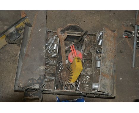 metal canter levered tools box and contents  