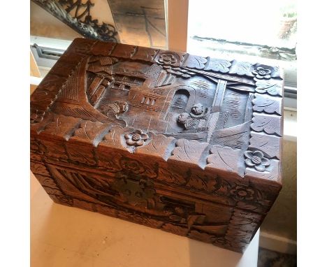 Camphor wood trunk with oriental design and original padlock, 30 x 19 x 19 cm