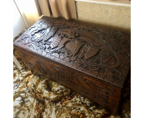 Camphor wood trunk with oriental design, 95 x 44 x 48 cm