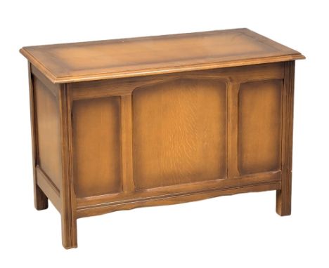 A vintage oak blanket box / storage box. 90x48x61cm(4)