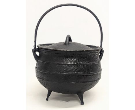 A vintage cast iron cauldron. 22x31cm