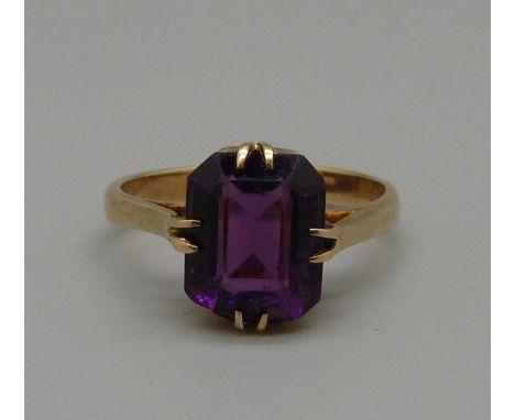 A 9ct gold and purple stone ring, 3g, N 