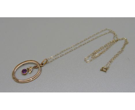 An Edwardian 9ct gold, amethyst and pearl pendant and chain, 1.1g 