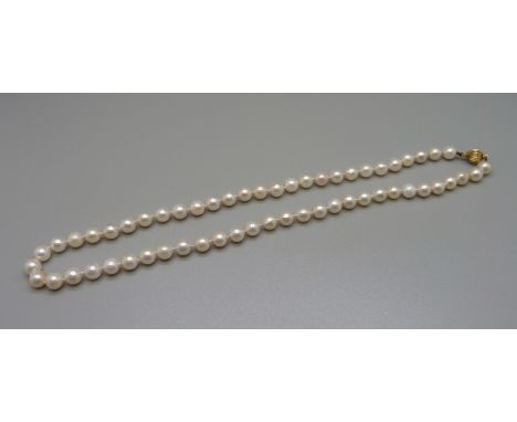 A cultured pearl necklace with 9ct gold clasp 