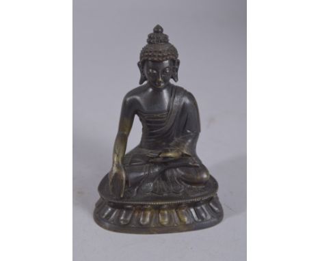 A CHINESE BRONZE SEATED BUDDHA, 10cm high.