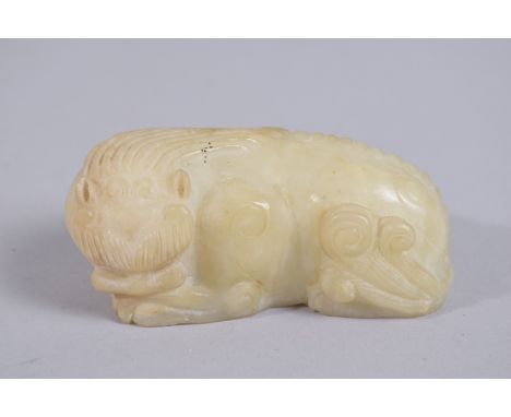 A CHINESE CARVED JADE LION / FOO DOG, 9cm long.