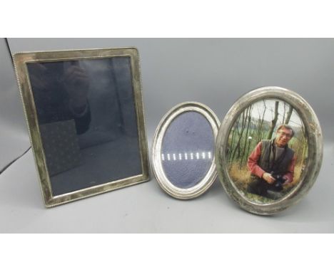 20th century silver rectangular picture frame with old English beaded rim by Bishton's Ltd, Sheffield 1982, 20.5cm X 15.5cm, 