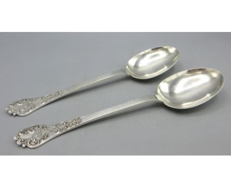 Pair of Victorian silver lace back Trefid spoons by Mappin & Webb, Sheffield 1895, L20cm, 4.7oztShipping £28.00 plus vat (UK 