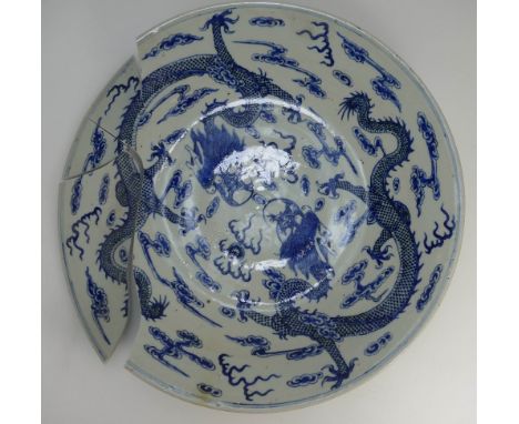 Chinese early large blue & white charger with decoration of two dragons chasing the pearl of wisdom, diameter 40m (damage to 