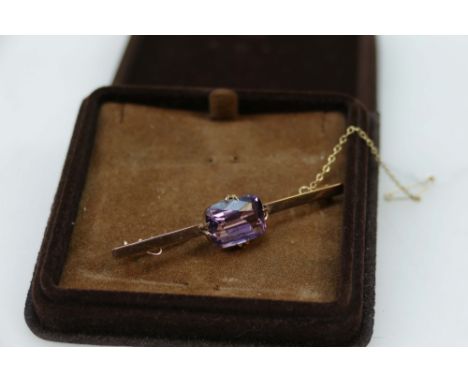 Victorian 9ct rose gold bar brooch set with amethyst stone (5.1g)