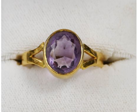 22ct gold ring set with oval amethyst stone, makers mark P&W (6.8g)