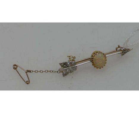 White & yellow gold arrow brooch set with centre opal stone and diamonds set to arrow flight and head (4g)