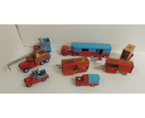 CORGI - Chipperfields Circus: Bedford Tractor Unit with Articulated Horse Box with horses; Bedford Giraffe transporter; Inter