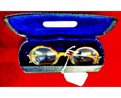 Vintage tortoiseshell round spectacles with gilt arms in original case. Good condition