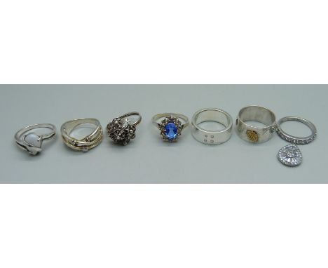 Five silver rings and two white metal rings, 30g, cluster ring lacking a stone 