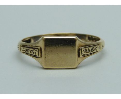 A 9ct gold signet ring, 2g, Q 