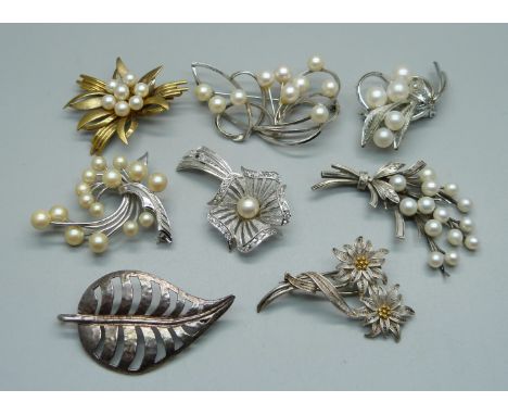 Six silver and silver gilt brooches and two unmarked filigree brooches, (8) 