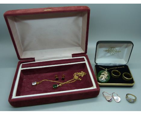 A jade pendant and other jewellery 