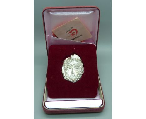 A Japanese '1000 Silver' cast of a face, Woman in the Hat, stamped Tasaki Shinju and signed Masuo '84, 30th Anniversary of Ta