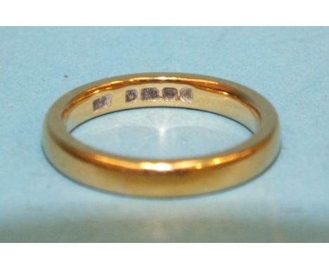 A 22ct gold wedding band, size K½, 5.6g. 