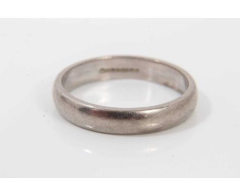 White gold 18ct wedding ring, size R½Condition report: Weight 5.5 grams