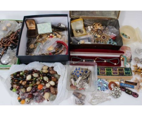 Quantity of vintage costume jewellery and bijouterie including silver jewellery, paste set, micro mosaic brooches, bead neckl