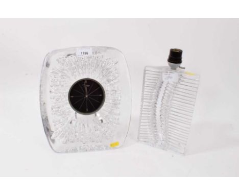 Stylish French Daum glass clock and a Daum table lamp, the clock measuring 26.5cm high (2)