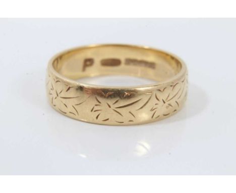 18ct gold wedding ring with engraved leaf decoration, size R½Condition report: Weight 5.9 grams 