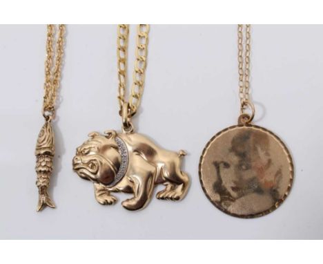 9ct gold bulldog pendant on 9ct gold flat curb link chain, 9ct gold articulated fish pendant on 9ct gold chain and 9ct gold d