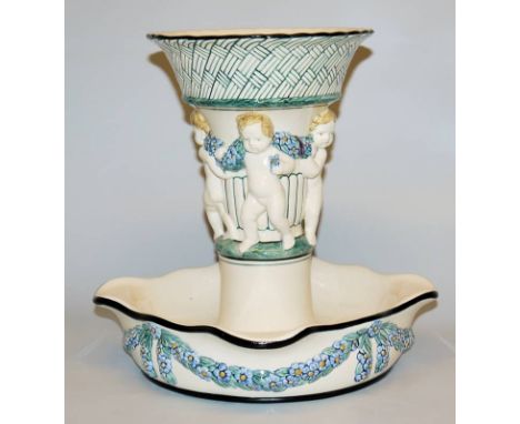 Wilhelm Süß, Aufsatzschale mit Puttenreigen, Karlsruher Majolika-Manufaktur um 1910Seltene Steingutschale mit ausgelapptem Ra
