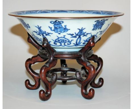 Blauweiß-Schale mit buddhistischer Symbolik, Qing-Zeit, China, wohl 18. Jh.Gefußte Porzellanschale mit ausladendem Rand und b