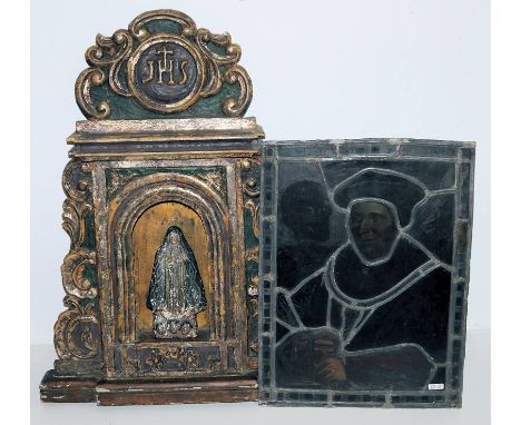 Madonnen-Schrein des 18. Jh. und Bleiglasfenster mit Vanitas-MotivWandschrein aus geschnitztem Holz mit Farbfassung und Vergo