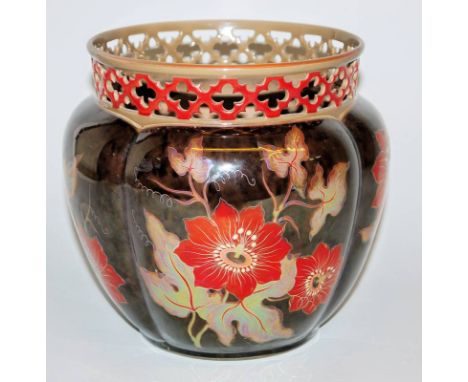 Majolikavase, Gizella Kocsis für Zsolnay, Mitte 20. Jh.Gerippt-gebauchte Vase mit hoher Schulter, Mündung/Hals durchbrochen, 