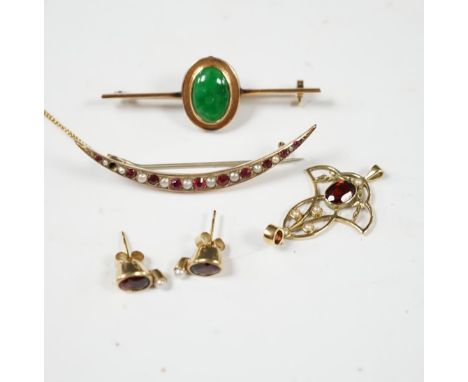 Sundry jewellery including a 9ct and gem set crescent brooch, 51mm, a 9ct, garnet and seed pearl set pendant, a 14ct and jade