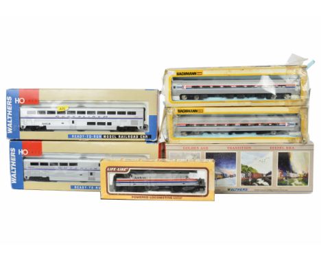 Amtrak H0 Gauge Locomotive and Passenger Coaches by various makers, Life-Like 8241 F-40 No 229, pair of Bachmann 1302 Budd Fl