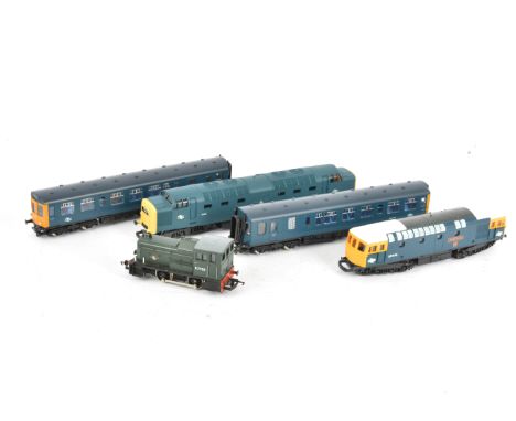 Bachmann Lima and Hornby 00 Gauge Diesel Locomotives and DMU, comprising Bachmann 0-6-0DS no 08 243 in BR blue, VG, Lima gree